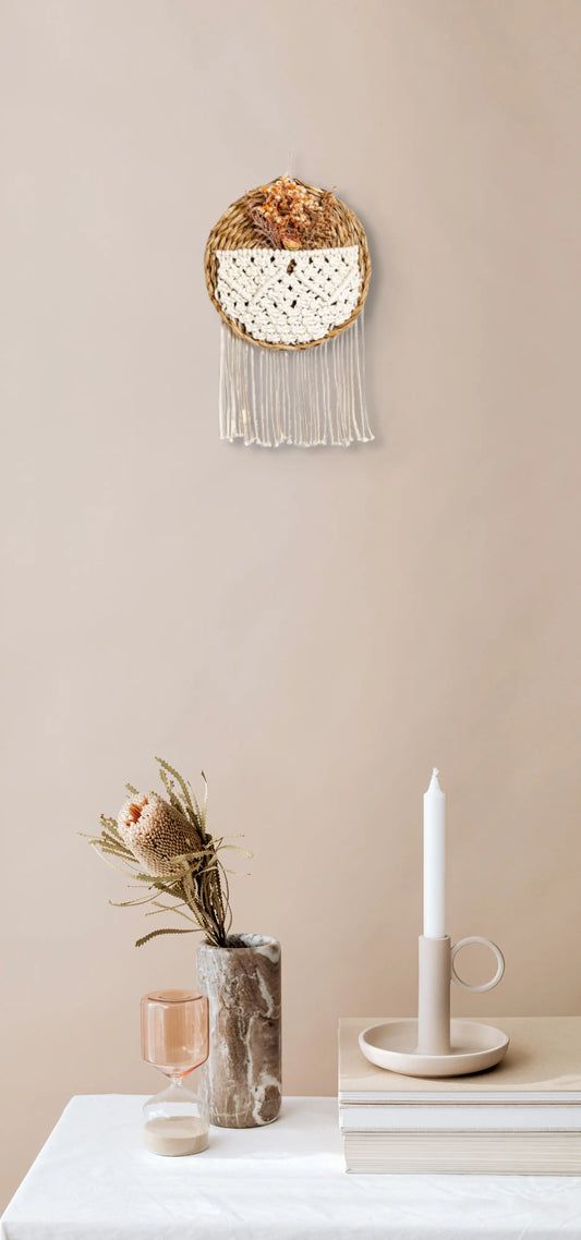 Décoration Panier mural fleuri accrochée au mur 