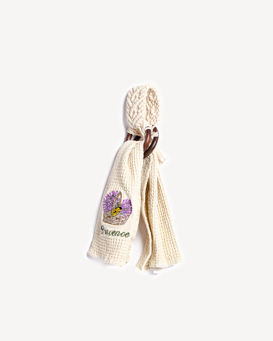 Porte torchon réalisé en macramé en situation avec un torchon.