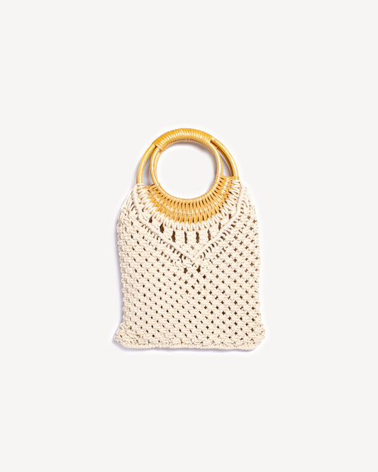 Sac en macramé écru fait main avec anses en osier, style bohème chic.