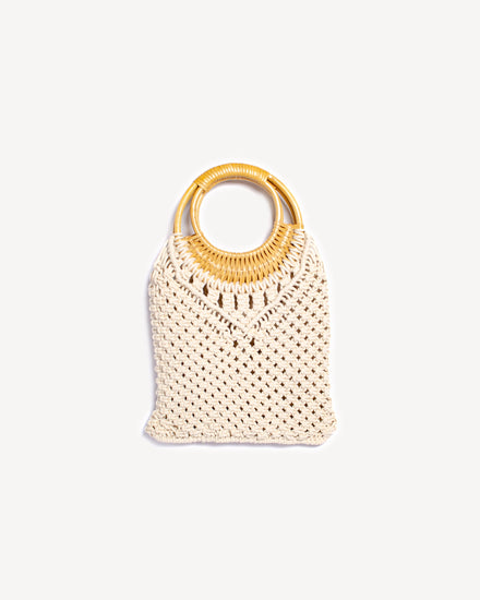 Sac en macramé écru fait main avec anses en osier, style bohème chic.