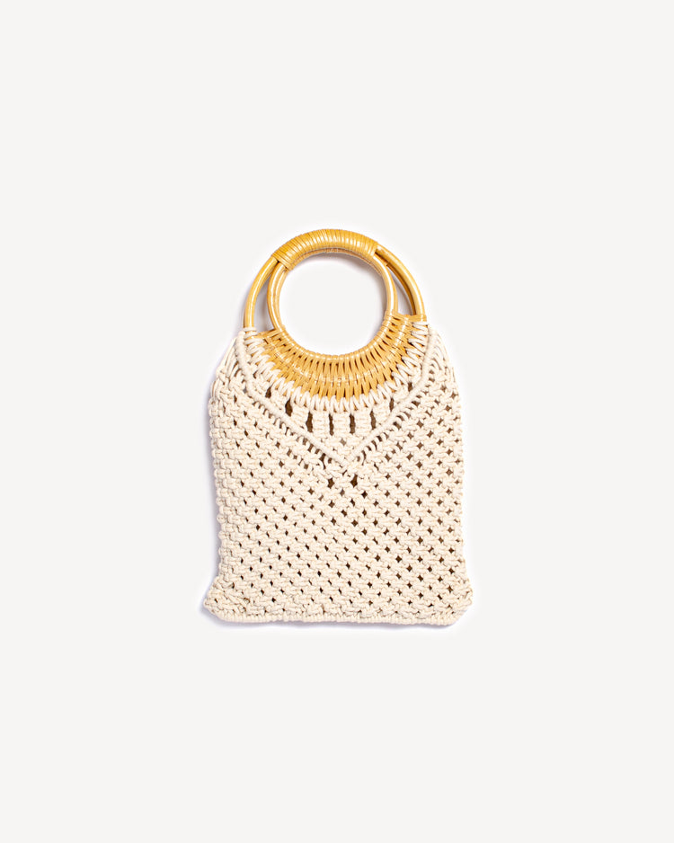 Sac en macramé écru fait main avec anses en osier, style bohème chic.