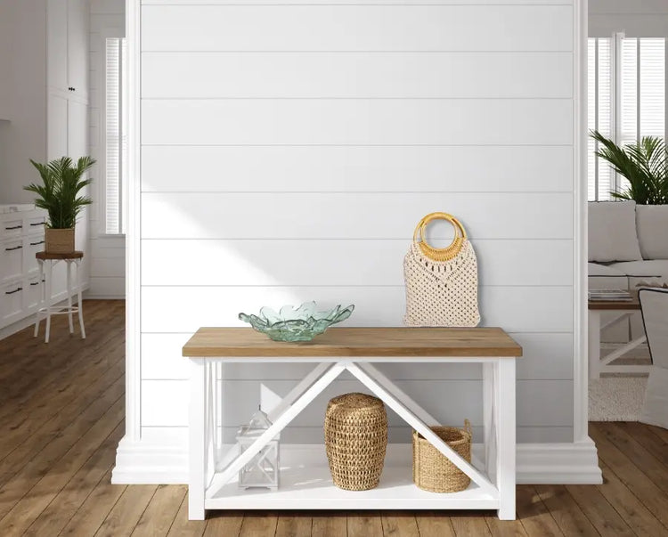 Joli sac en macramé posé sur un meuble dans une entrée de style marin