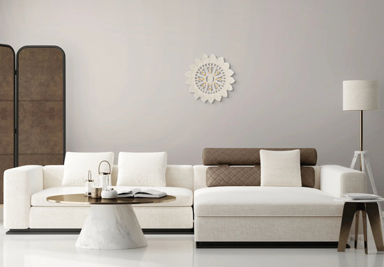 Création en macramé Soleil suspendue dans un salon chic et moderne