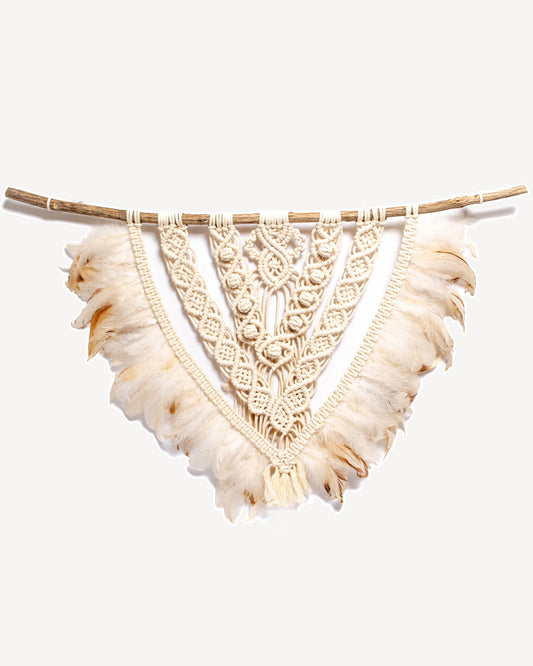 Tenture murale en macramé écru avec plumes de coq et bois naturel, fait main.