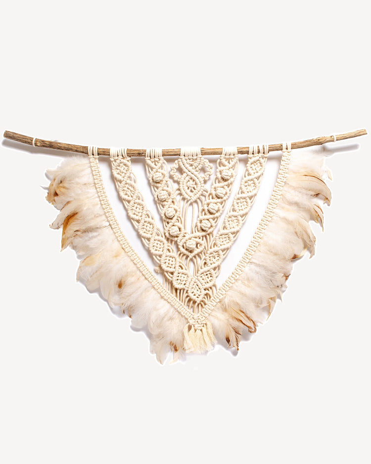 Tenture murale en macramé écru avec plumes de coq et bois naturel, fait main.