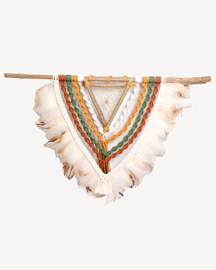 Tenture murale macramé chemin sacre  avec corde colorée, plumes naturelles et structure bois triangulaire.