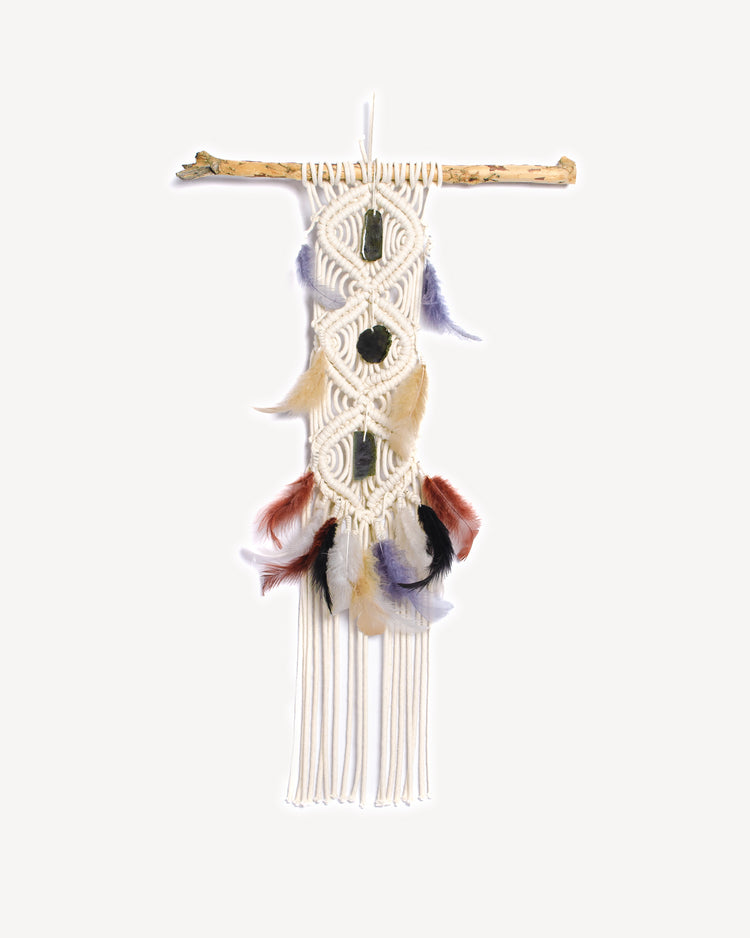 Tenture murale en macramé avec plumes multicolores et pierres de labradorite sur bois naturel.