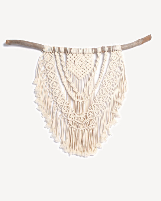 Grande tenture murale en macramé écru nouée sur bois naturel.