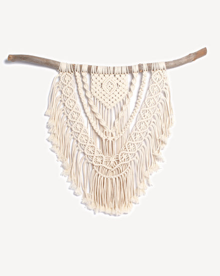 Grande tenture murale en macramé écru nouée sur bois naturel.