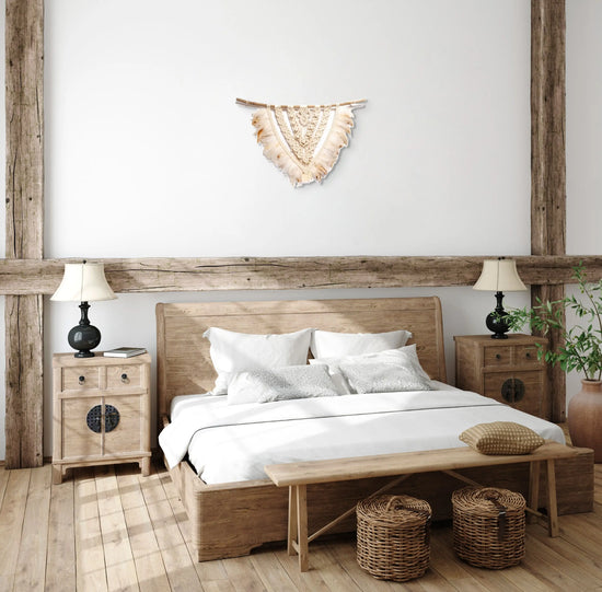 Tenture macramé suspenue à la tête d'un lit d'une chambre chaleureuse.